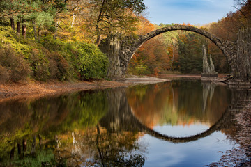 Fototapeta na wymiar Herbststimmung an der Rakotzbrücke
