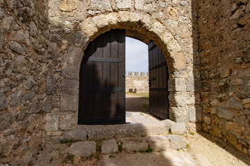 Fototapeta na wymiar entrance of the old castle