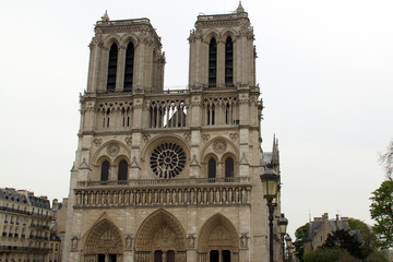 Fototapeta na wymiar cathedral of notre dame in paris