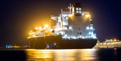 LNG Oil tanker when supplying liquefied gas to the Lng terminal