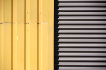  Das Detail einer Fassade mit zwei Arten von Wellblech, rundes und eckiges. .