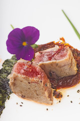 Atún con algas y flores