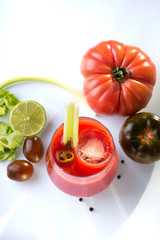 Copa de Bloody Mary con sus ingredientes