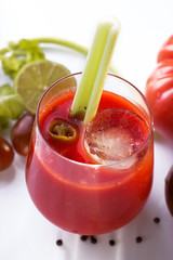 Copa zumo de verduras saludable con tomate