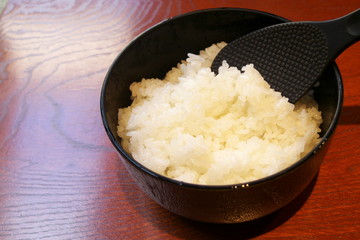 ご飯 - Steamed rice in the bowl on the table