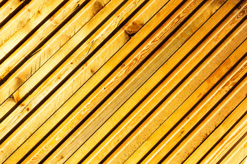Holzpaneele mit diagonalen Linien, gelb