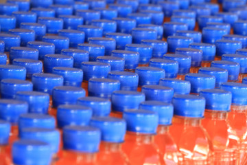 Obraz premium Many bottles of fruit juice are organized in an orderly manner.