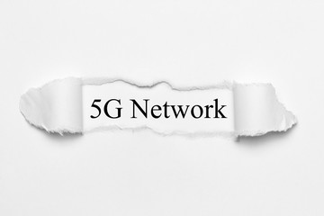 Obraz premium 5G Network auf weißen gerissenen Papier