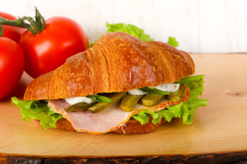 Croissat with ham and cucumbers