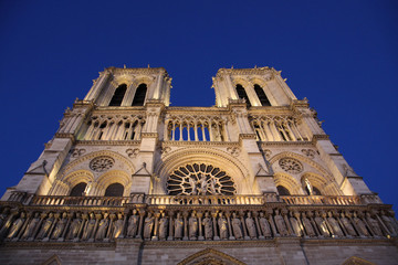 Fototapeta na wymiar Famous Notre Dame at night in Paris, France.