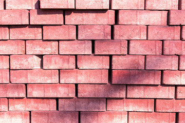 Ziegelsteine gestapelt mit rechteckigen Mustern, rosa