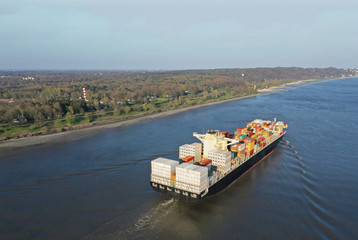 Containerschiff von oben auf der Elbe