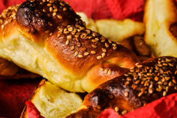 Very delicious roll in a green bowl with a red salvet.