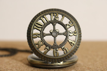 Orologio da taschino vintage appoggiato su fondo in sughero, oggetti da collezione