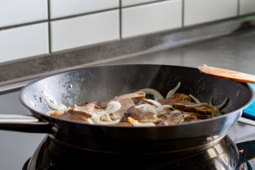 gebratenes Fleisch in einer Pfanne
