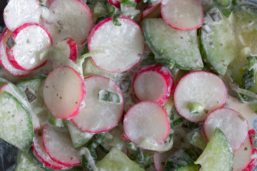 Salat mit Rettich und Gurken