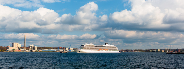 Die Viking Sky der Viking Ocean Cruises verabschiedet sich von Kiel in Richtung Holtenauer Schlese für einen Kanalpassage durch den Nord-Ostsee-Kanal