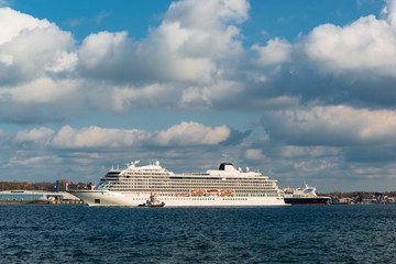 Die Viking Sky der Viking Ocean Cruises verabschiedet sich von Kiel in Richtung Holtenauer Schlese für einen Kanalpassage durch den Nord-Ostsee-Kanal