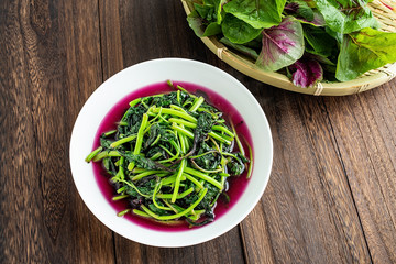 Nutritious and delicious fried red leeks