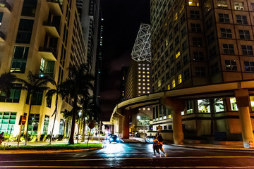 Obraz premium People in downtown Miami at night