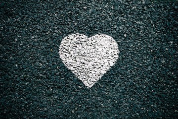 Obraz premium Heart Chalk Drawing on Asphalt Ground, Suitable for Love and Valentine Day Concept.