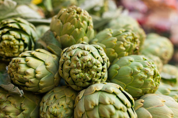 Obraz premium Fresh artichokes on market counter