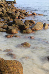 Rochas e o mar na Praia de Quatro ilhas, cidade de Bombinhas, estado de Santa Catarina, País Brasil