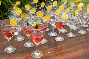 Full glass cocktail table with welcome cocktail for the guests at the reception