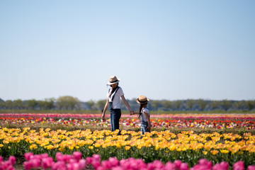 花畑で遊ぶ母と娘