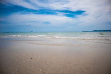 Fototapeta na wymiar The sea and beautiful beaches in Thailand