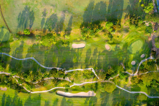 Aerial photos of golf courses with beautiful lakes.