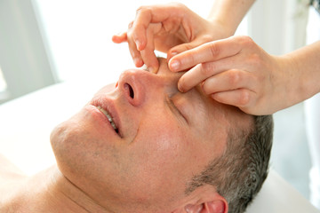Ayurvedische Marma Massage am Kopf, Vitalpunktmassage löst Muskelverspannungen und aktiviert den...