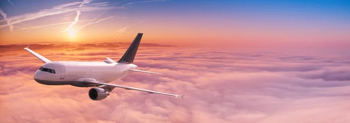 Rolgordijnen Commercieel vliegtuigstraalvliegtuig dat boven dramatische wolken vliegt. © Lukas Gojda