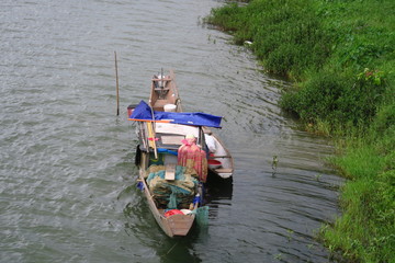 Obraz premium Petit bateau sur le fleuve