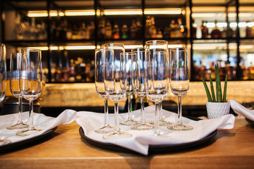 Empty glasses set with tissues and red rose in the restaurant