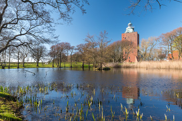 Obraz premium Der Leucht- und ehemalige Wehrturm mit Spiegelung im Weiher des Herrengartens