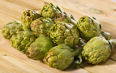 Obraz premium Artichokes on wooden table