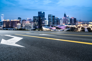 Obraz premium Road and skyline of urban architecture..