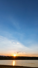 Fototapeta premium Sonnenuntergang zur blauen Stunde am See