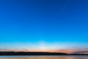 Obraz premium Sonnenuntergang zur blauen Stunde am See