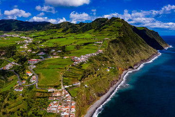 Fototapeta na wymiar Die Azoren aus der Luft - Sao Miguel: Landschaften, Küsten, Meer und Felsen