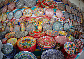 Obraz premium Plates and pots on a street market in the city of Bukhara, Uzbekistan