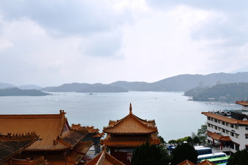 Obraz premium landscape of sun moon lake from tile roof of Xuanguang Temple in Taiwan