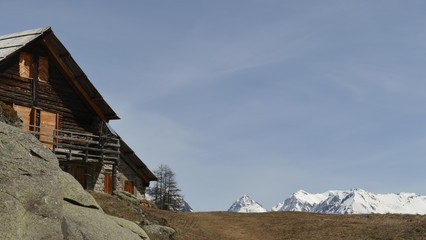 chalet montagne enneigée