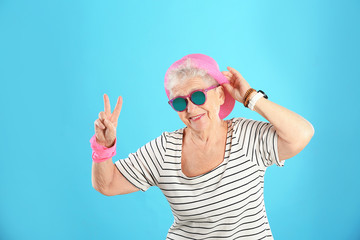 Naklejka premium Portrait of cool grandmother on color background