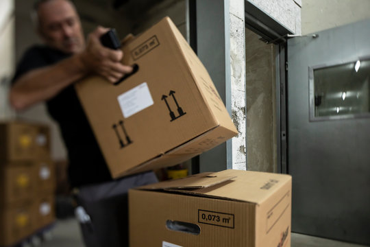 Mann stapelt Umbox, bewegend, karton, lieferung, leute, arbeiter, paket, lager, jung, packen, business, bote, isoliert, zuhause, person, wei&szlig;, haus, arbeit, schifffahrt, b&uuml;ro, l&auml;chelnd, freuzugskarton