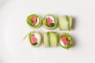 Cucumber rolls with salmon, cream cheese