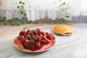 新鮮な果物とパンケーキ