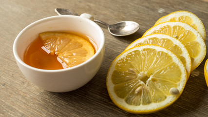 Herbata z cytryną w otoczeniu cytryny i kanapek