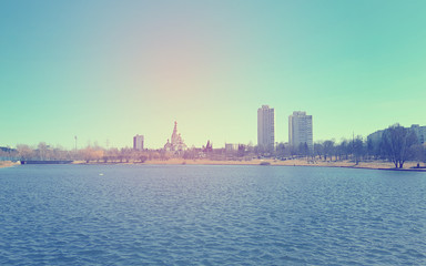 Obraz premium Vintage photo of a lake in the city with a church in the background.